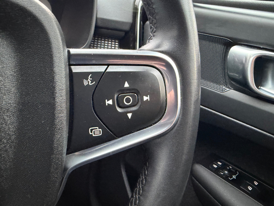 2021 Volvo XC40 - image 15