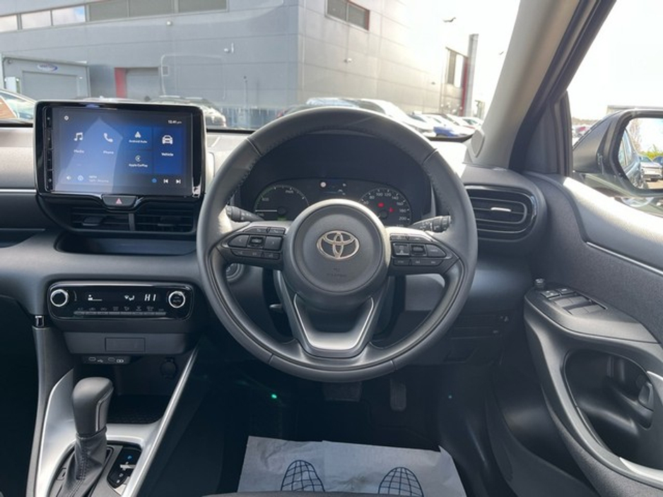 2025 Toyota Yaris - image 9