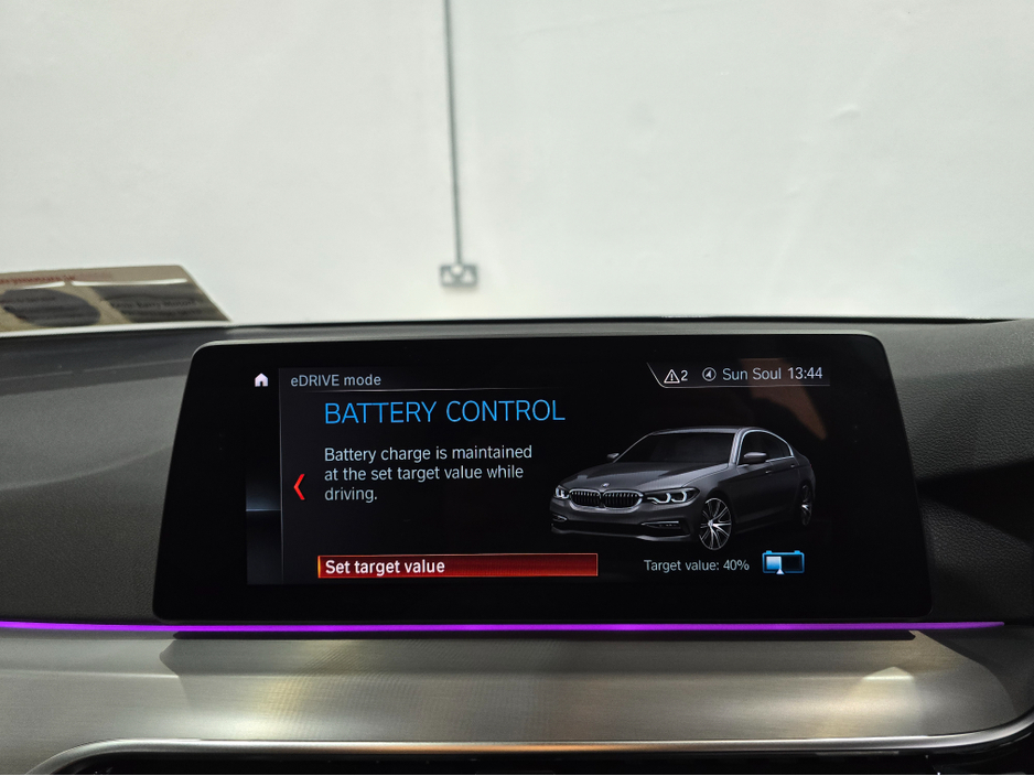 2018 BMW 5 Series - image 25