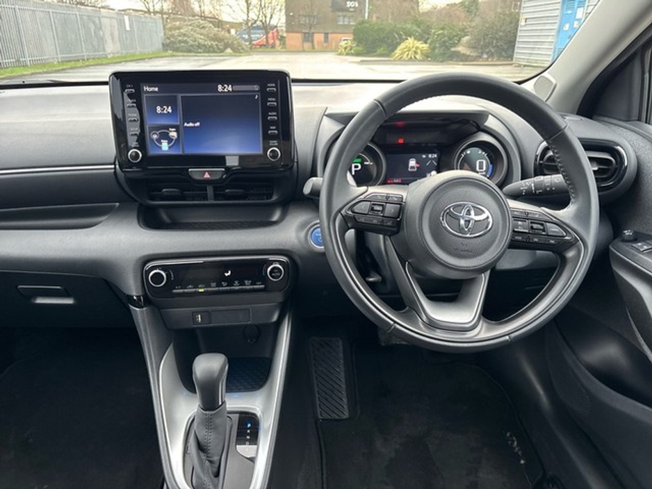 2021 Toyota Yaris - image 8
