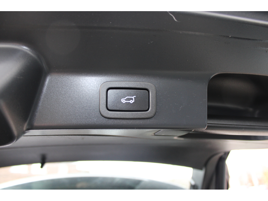 2020 Jaguar F-Pace - image 10