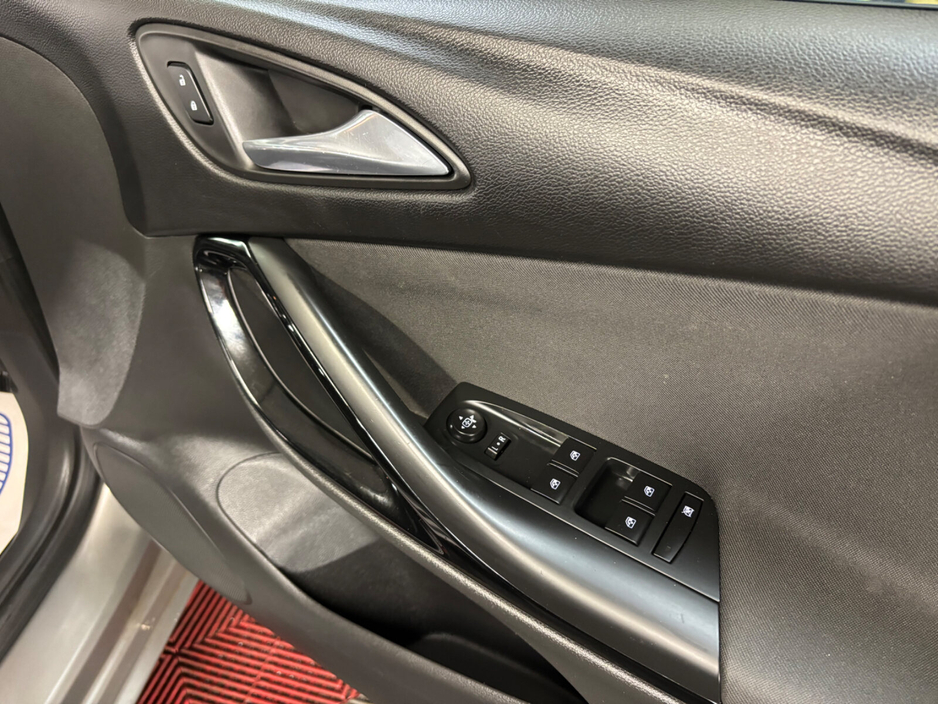 2017 Vauxhall Astra - image 13