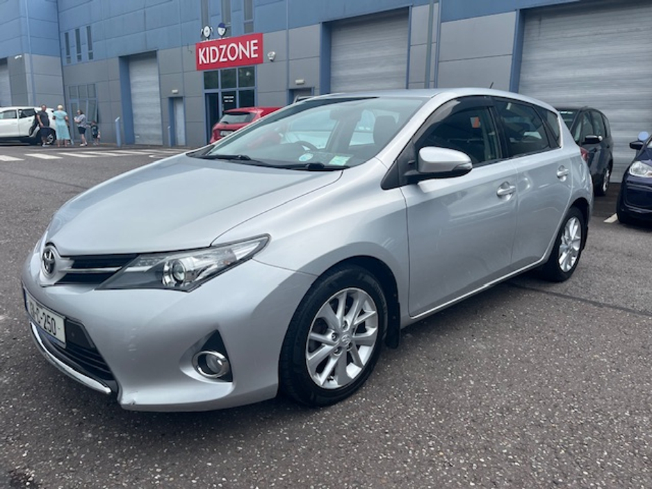 2013 Toyota Auris - image 3