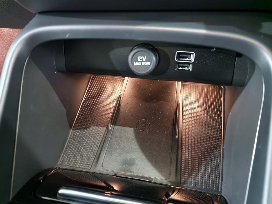 2022 Volvo XC40 T4 RECHARGE PLUS DARK AUTOMATIC **ONE OWNER / APPLE CARPLAY / BLIND SPOT ASSIST / CRUISE CONTROL / ELECTRIC BOOTLID / HEATED FRONT & REAR SEATS / REVERSE CAMERA / SAT NAV / WIRELESS PHONE CHARGING** €33,900