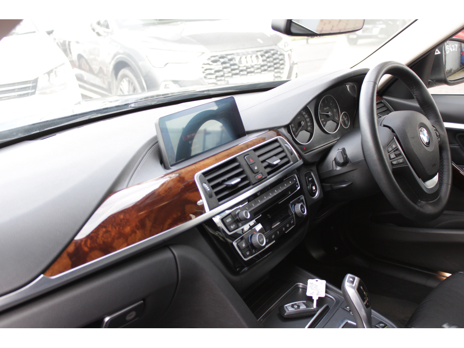 2018 BMW 3 Series - image 23