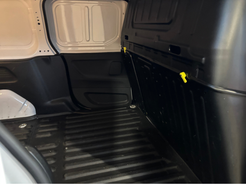 2024 Citroen Berlingo LX BLUEHDI 100 LWB Only 17000 kms THIS PRICE IS VAT INCLUSIVE Finance Available own this van from €90 per week €20,999