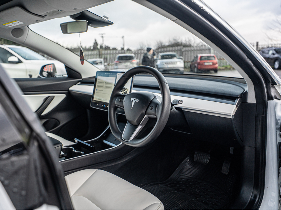 2020 Tesla Model 3 - image 9