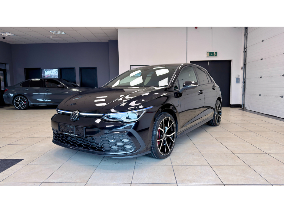 2023 Volkswagen Golf - image 2