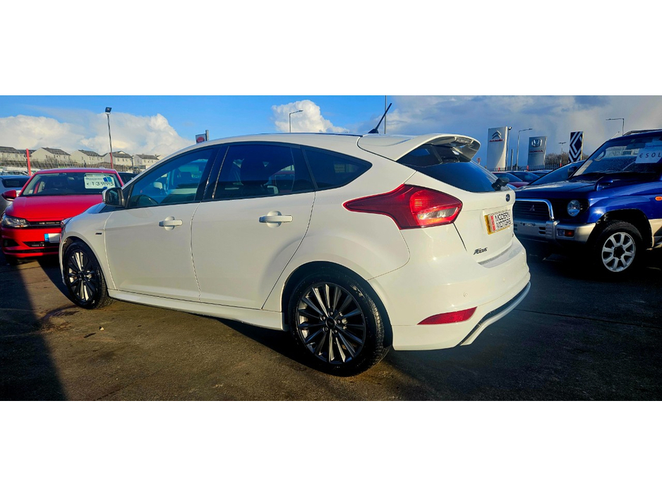 2018 Ford Focus - image 10