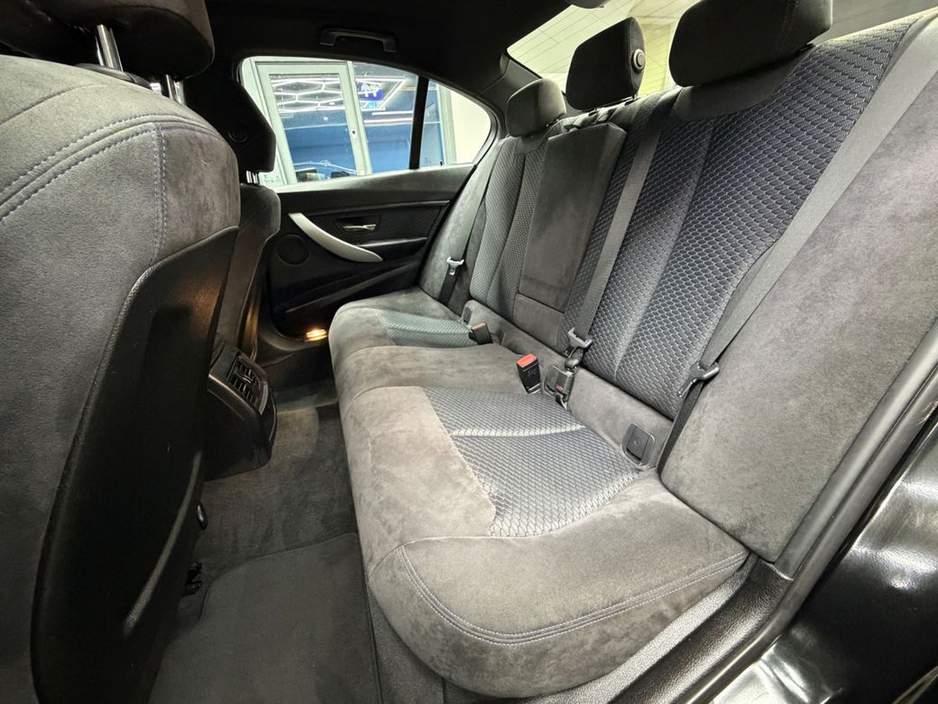 2016 BMW 3 Series - image 29