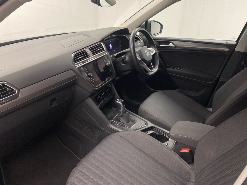 2024 Volkswagen Tiguan - image 2