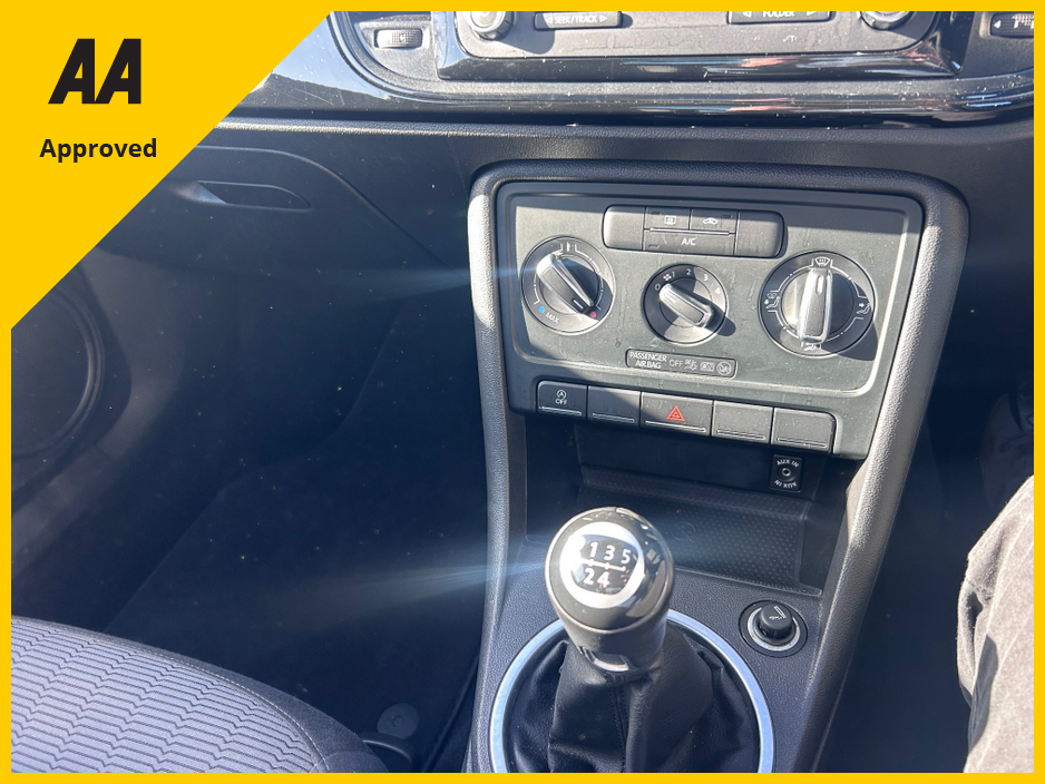 2013 Volkswagen Beetle - image 17