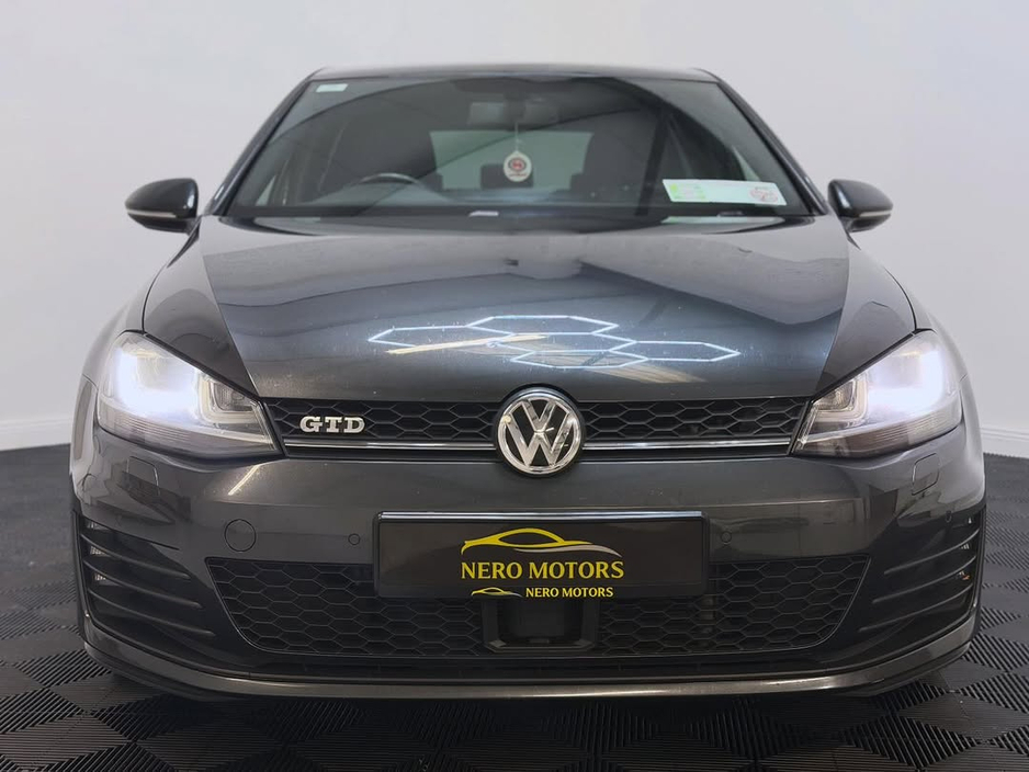 2015 Volkswagen Golf - image 3