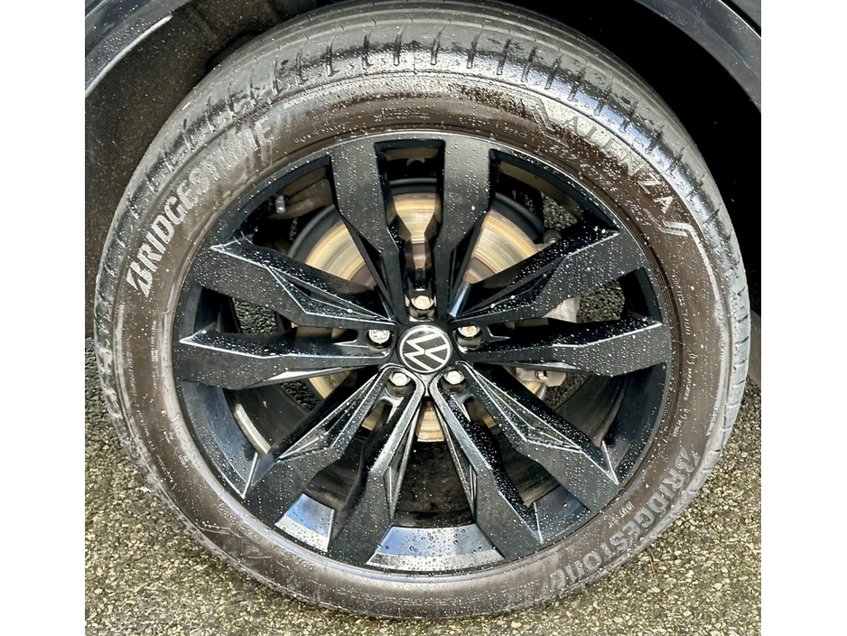 2023 Volkswagen Touareg - image 23