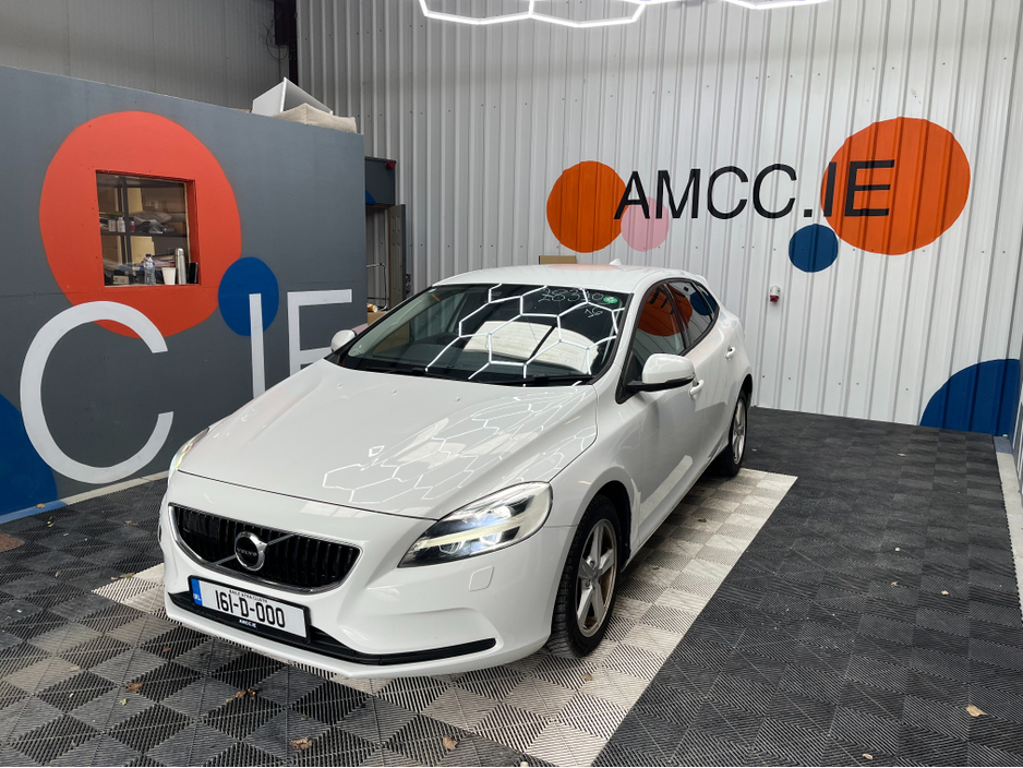 2016 Volvo V40 - image 5