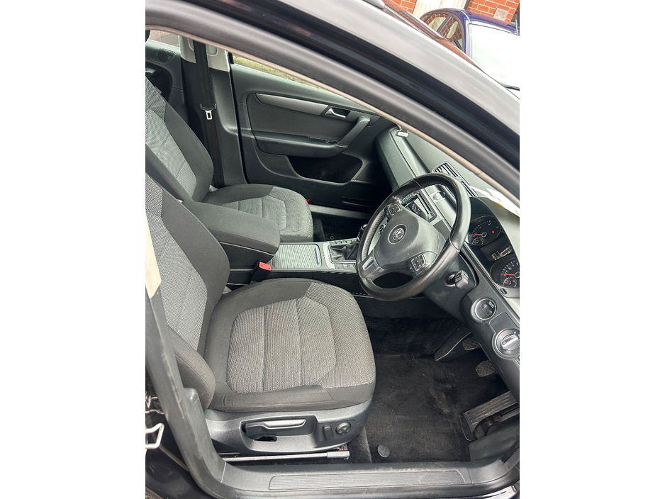 2013 Volkswagen Passat - image 9