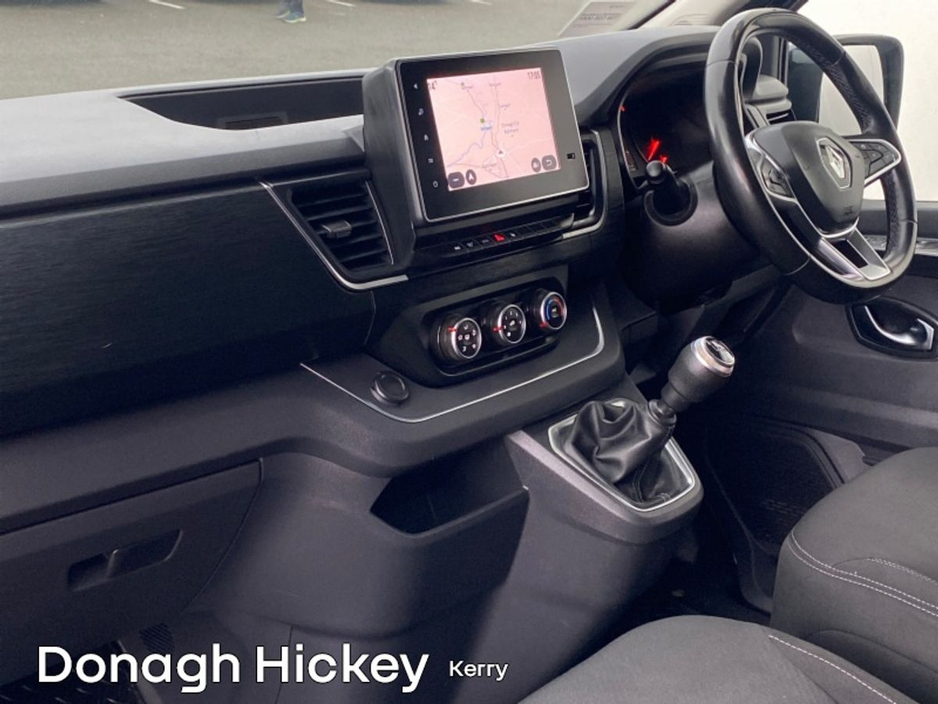 2022 Renault Trafic - image 2