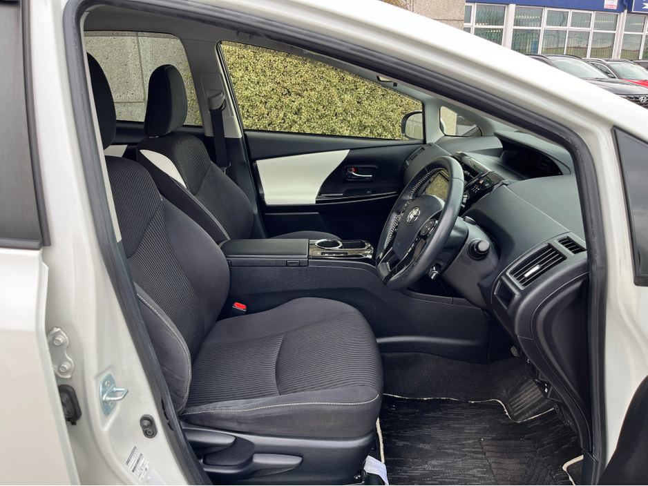 2018 Toyota Prius+ - image 12