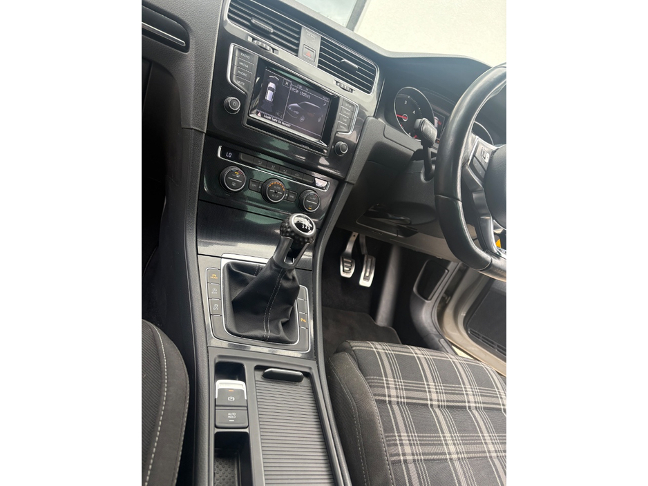 2014 Volkswagen Golf - image 23