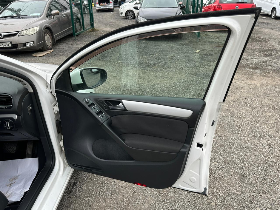 2012 Volkswagen Golf - image 10