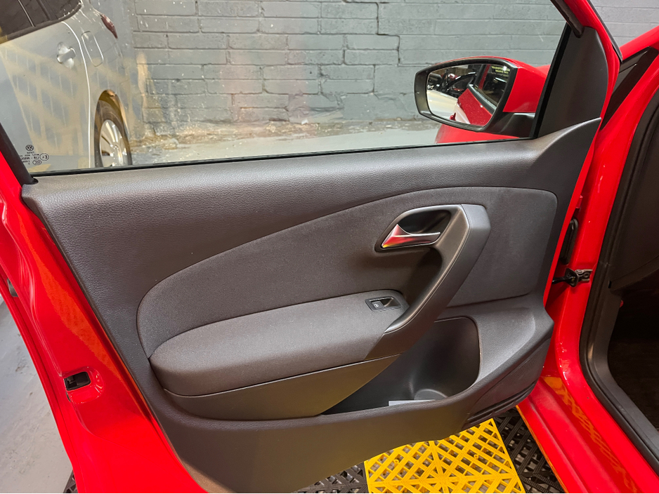 2014 Volkswagen Polo - image 12