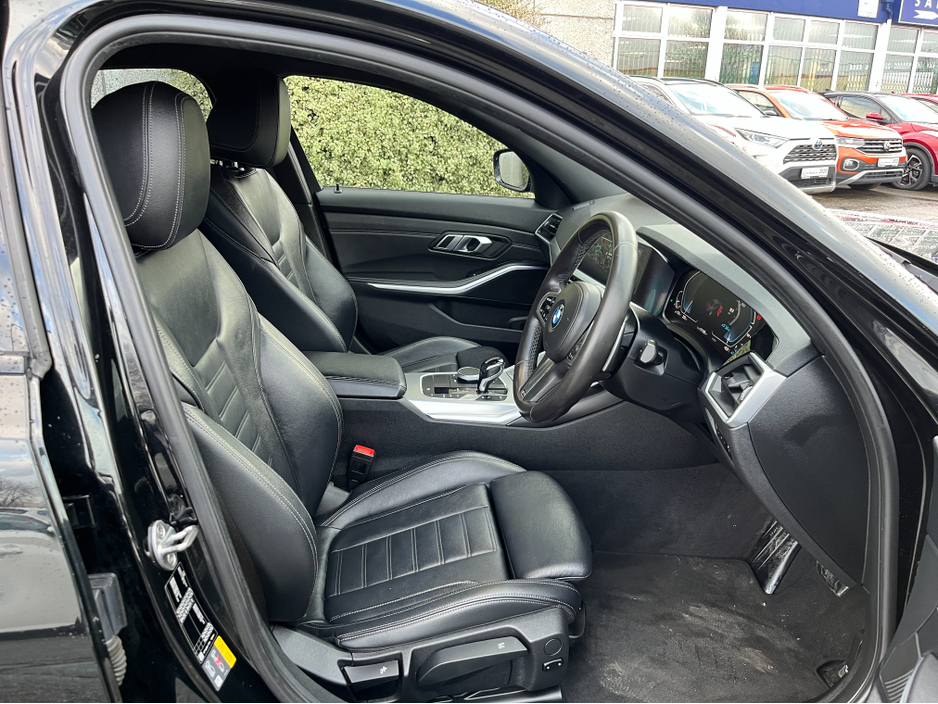 2019 BMW 3 Series 330e M-SPORT AUTOMATIC 2.0 PETROL PLUG IN HYBRID //REVERSE CAMERA//SAT NAV//FULL LEATHER HEATED SEATS// €26,950