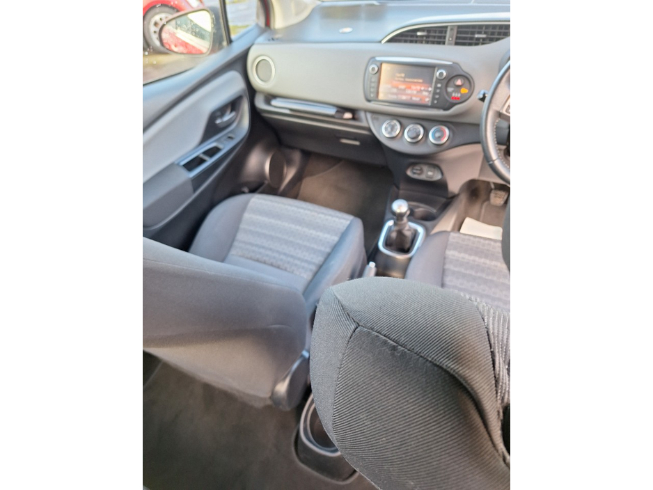 2017 Toyota Yaris - image 10