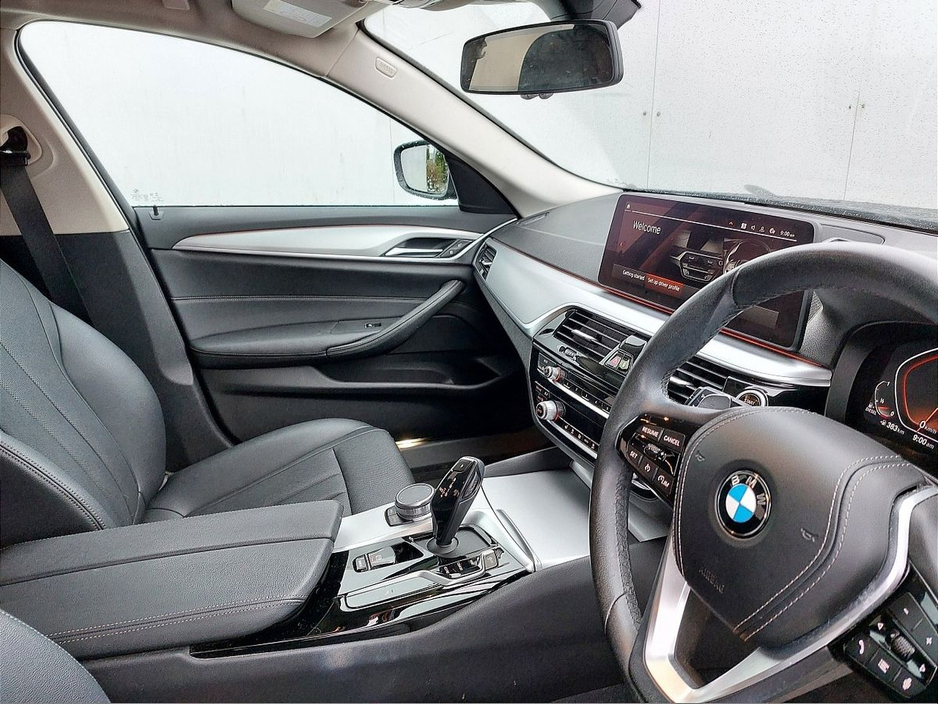 2022 BMW 5 Series - image 12