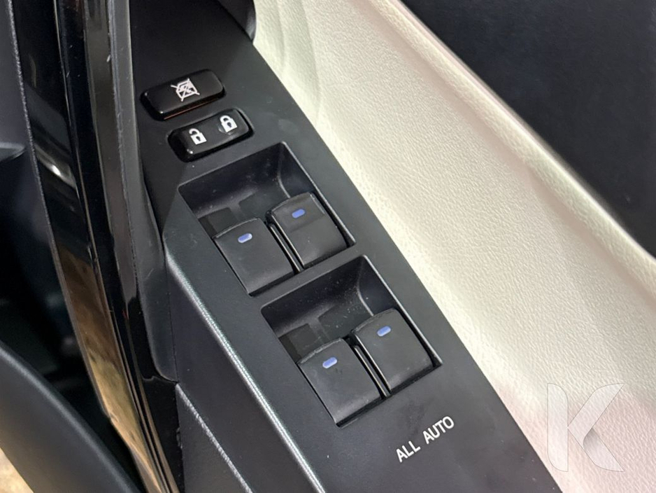 2016 Toyota Auris - image 15