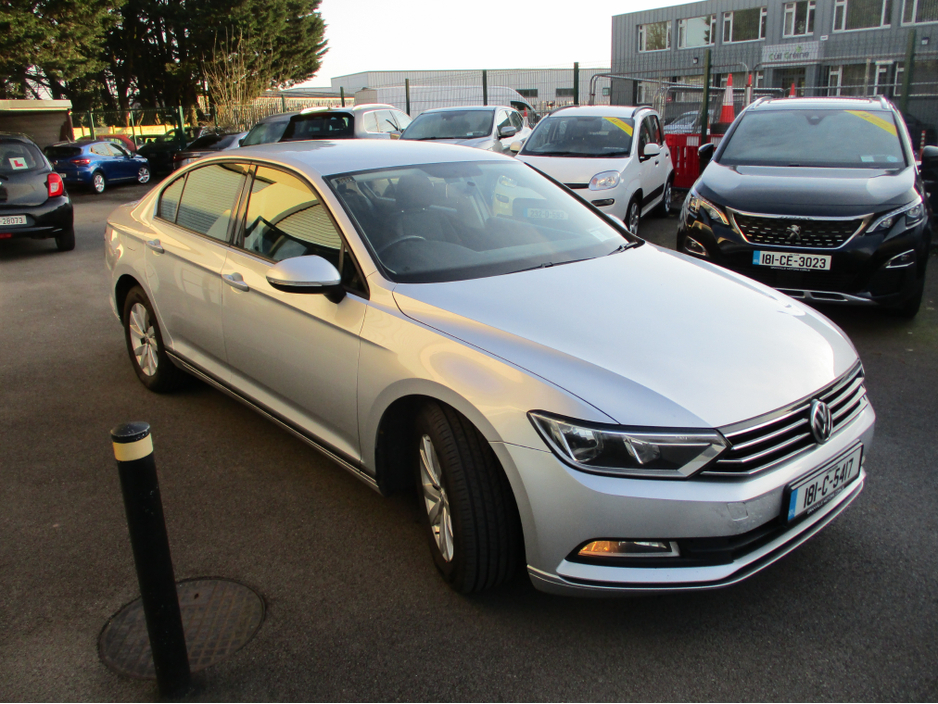 2018 Volkswagen Passat - image 3