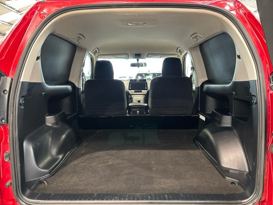 2022 Toyota Landcruiser - image 10