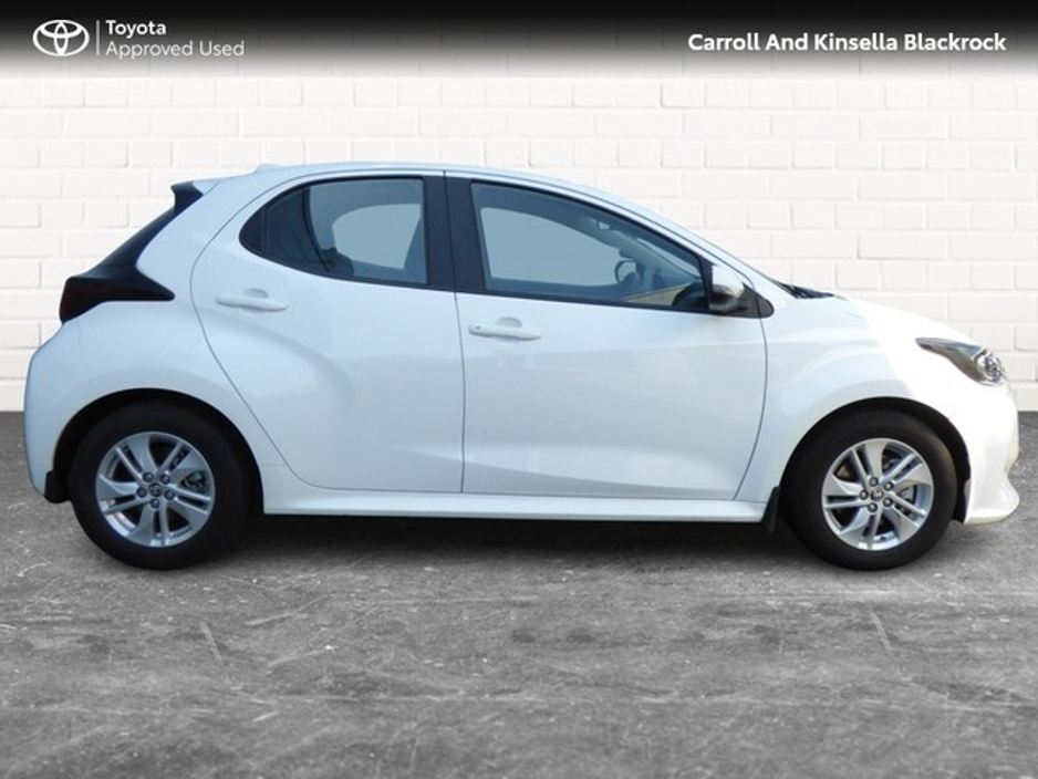 2024 Toyota Yaris - image 3