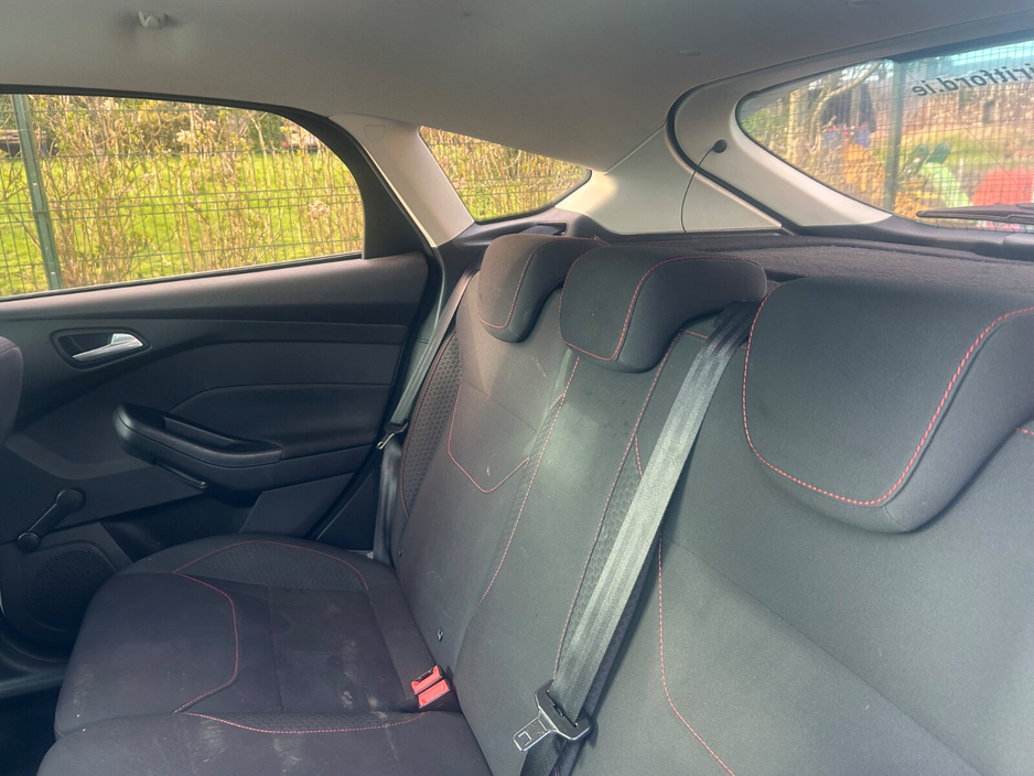 2016 Ford Focus - image 13