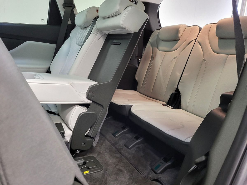 2022 Hyundai Santa Fe - image 13