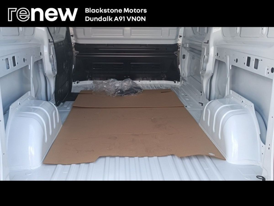 2026 Renault Trafic - image 7