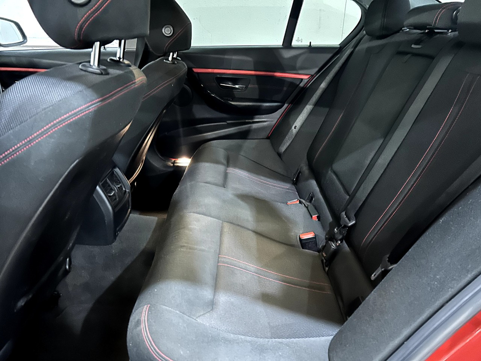2018 BMW 3 Series - image 9