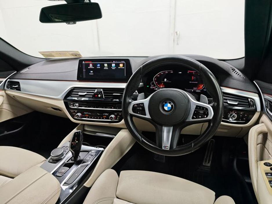 2019 BMW 5 Series - image 10