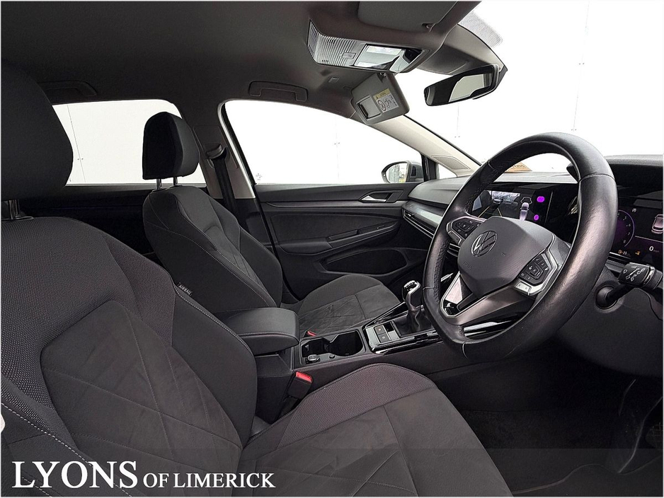 2023 Volkswagen Golf - image 3