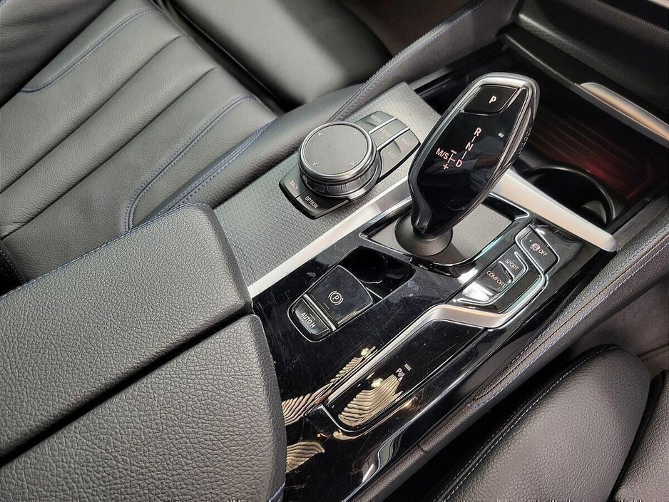 2023 BMW 5 Series - image 10