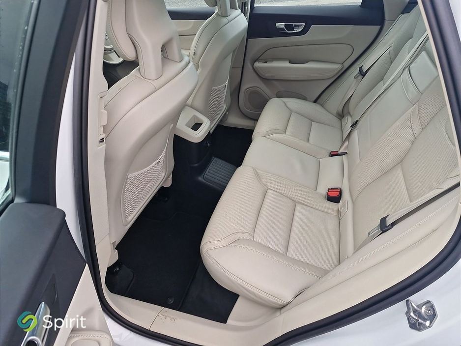 2018 Volvo XC60 - image 5