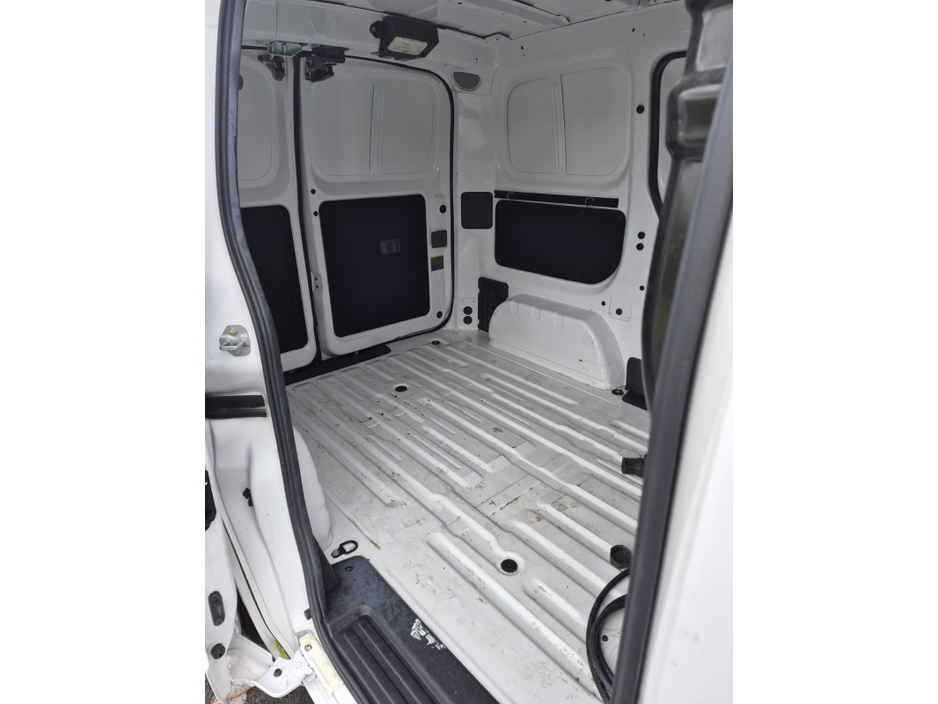 2019 Nissan NV200 - image 9