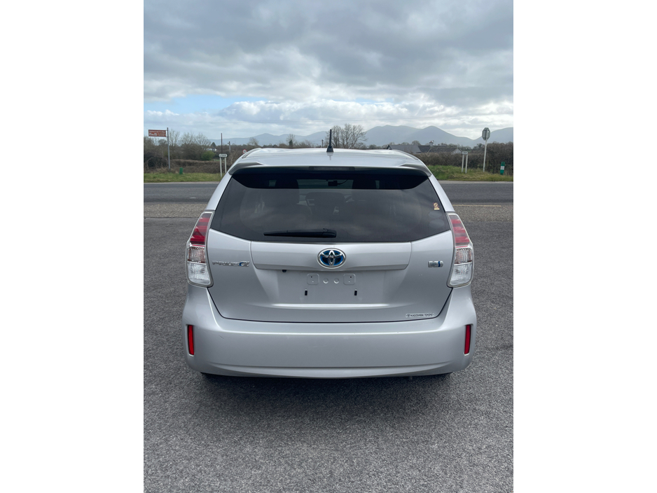 2015 Toyota Prius Alpha - image 6