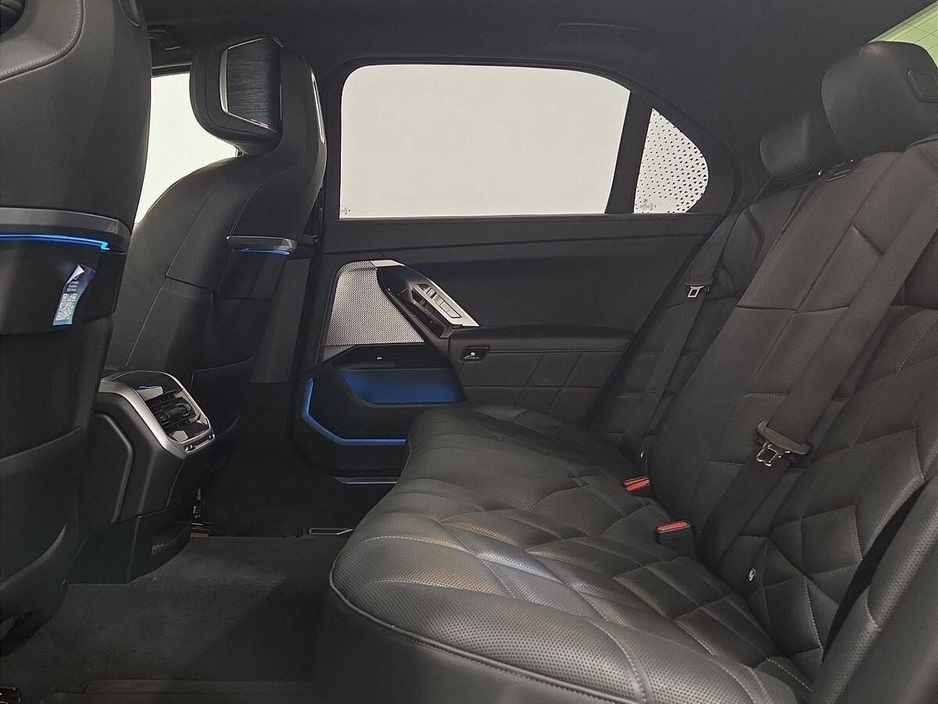 2024 BMW i7 - image 11