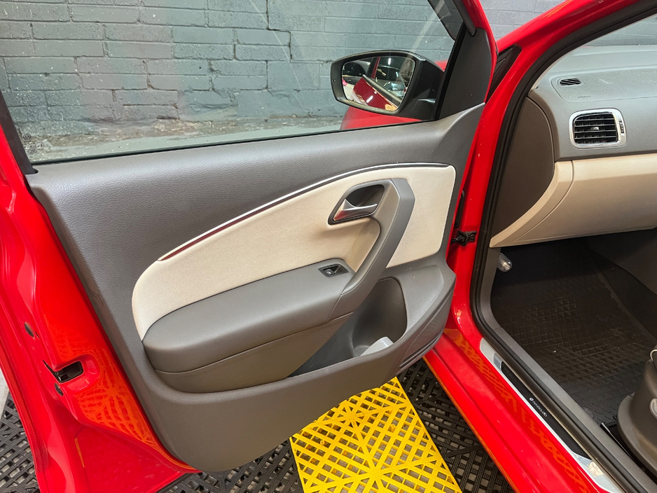 2017 Volkswagen Polo - image 14