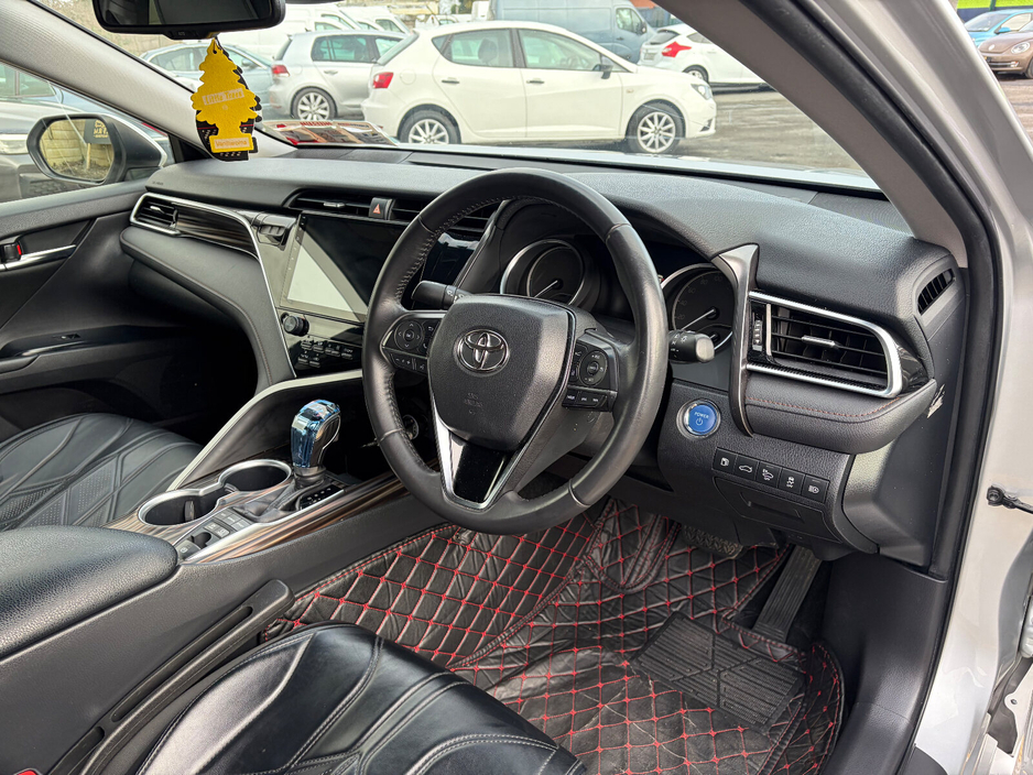 2018 Toyota Camry - image 6