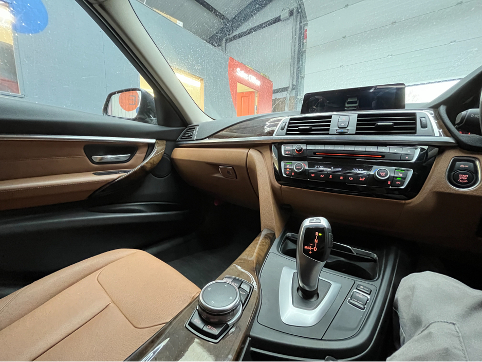 2016 BMW 3 Series - image 16