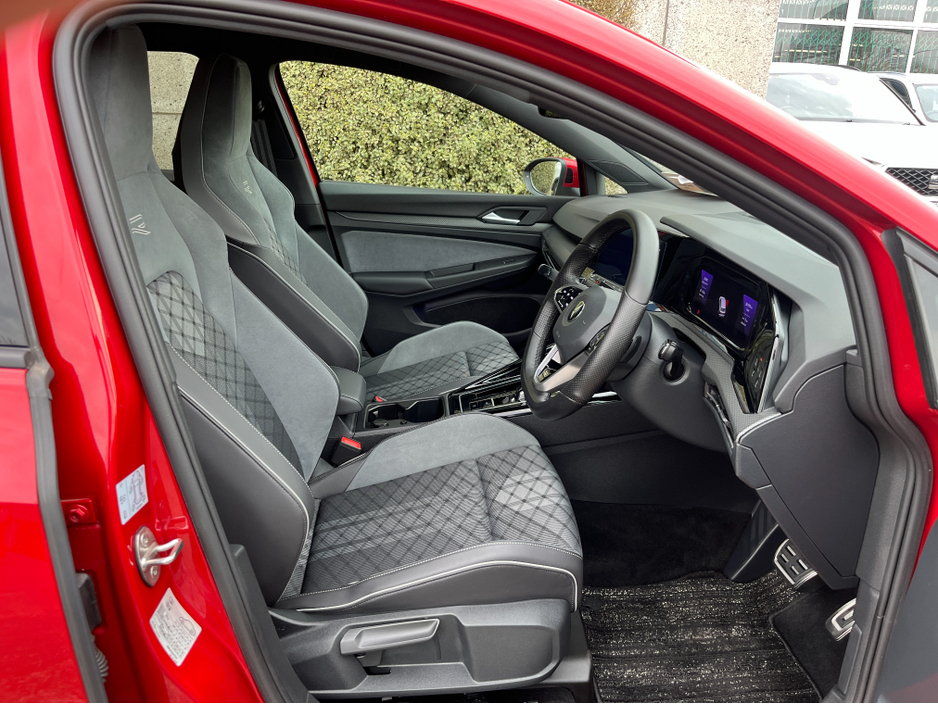 2022 Volkswagen Golf - image 11