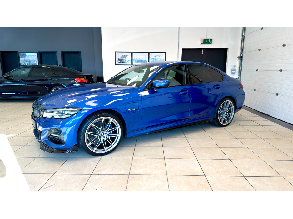 2022 BMW 3 Series - image 24