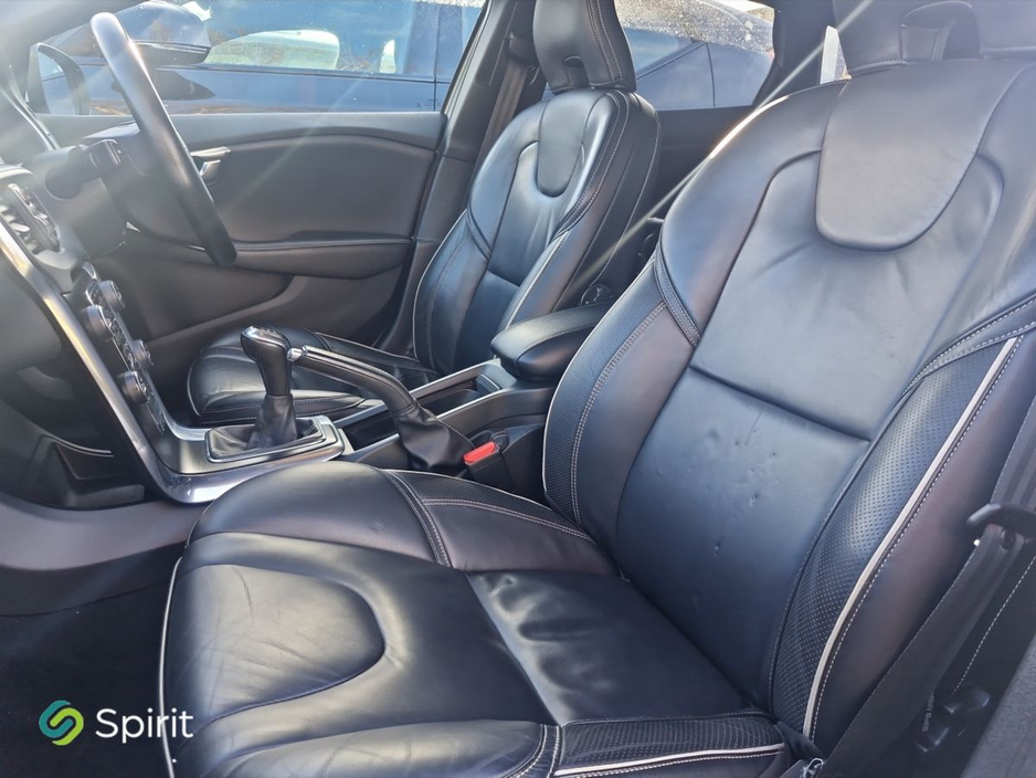 2016 Volvo V40 - image 3