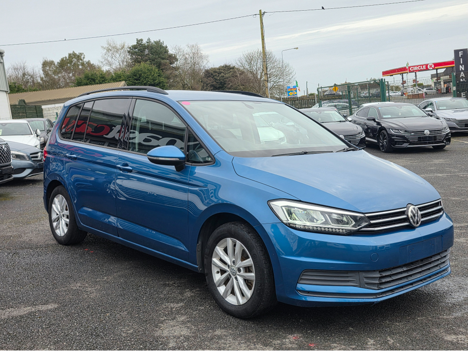 2016 Volkswagen Touran - image 2